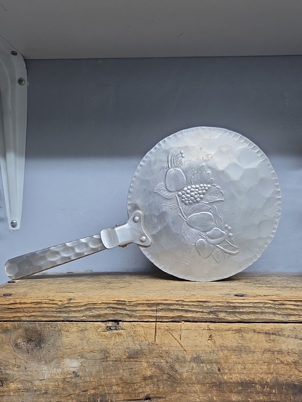 Vintage Everlast Hand Forged Aluminum Silent Butler Crumb Catcher #552 Fruit Pat